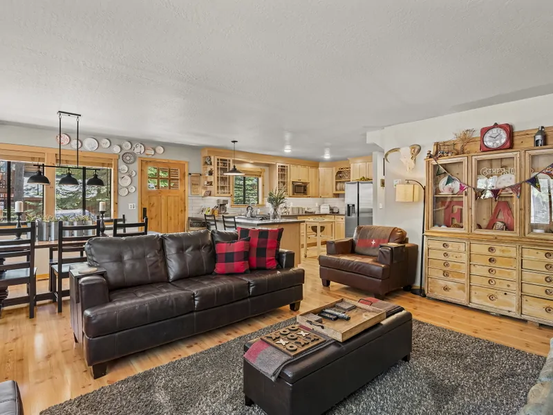 Livingroom: Camp Howdy