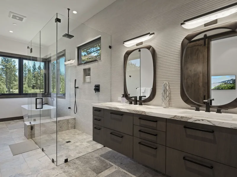 Upstairs En-Suite Primary Bathroom Alpine Greenside Estate