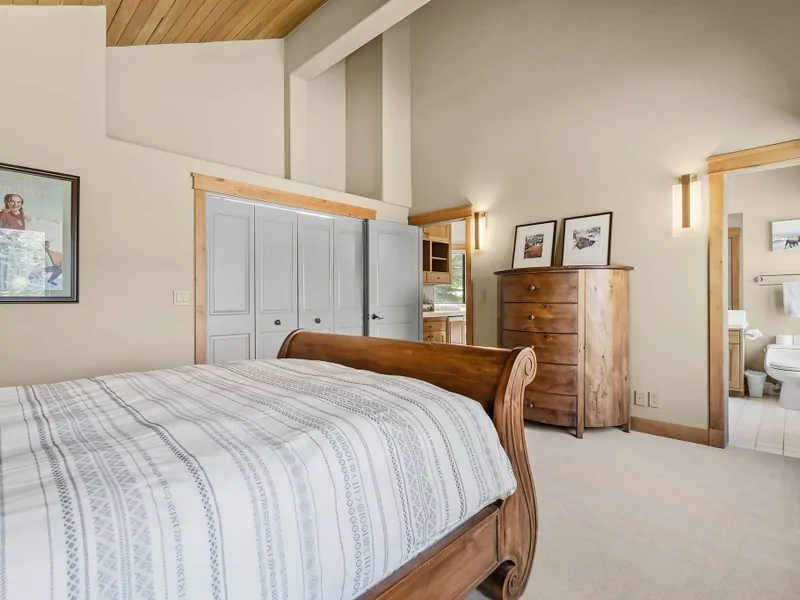 Guest Bedroom: Hilltop Manor in Tahoe Donner