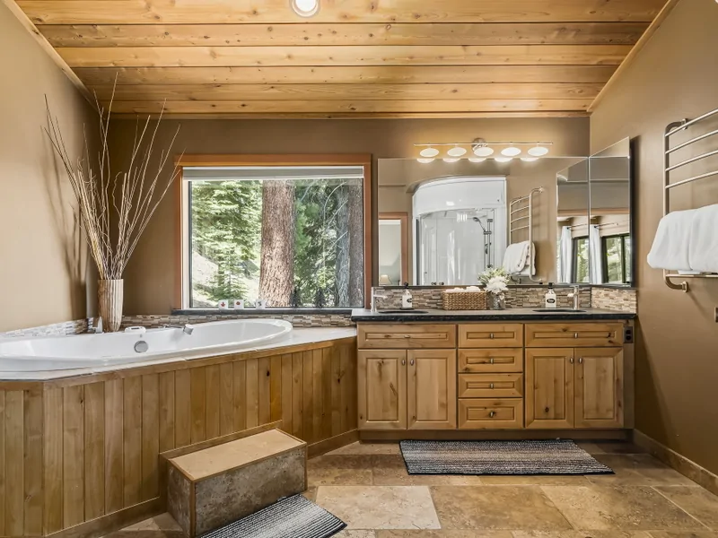 Primary Bath with Jacuzzi: Falcon's Eye View Retreat