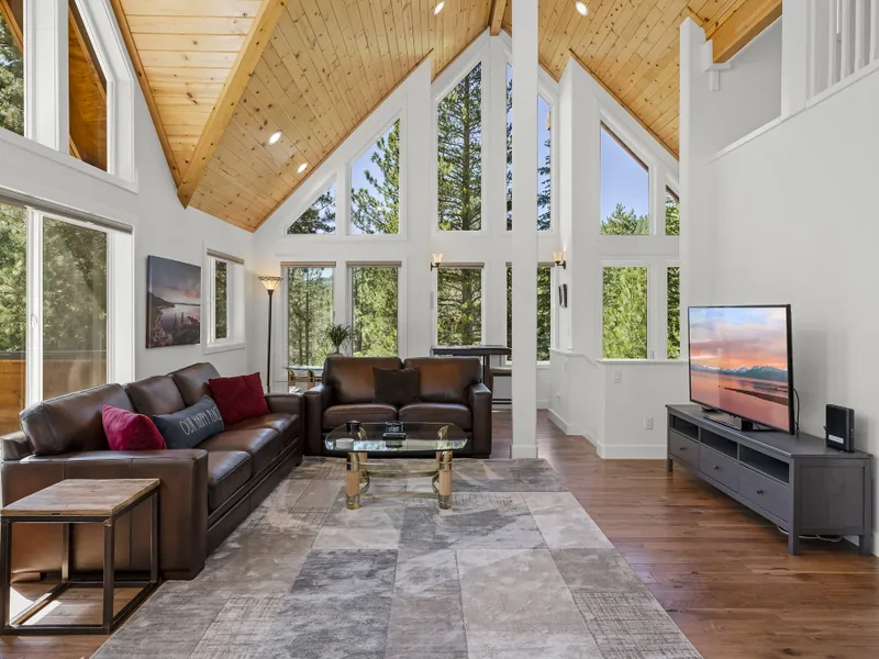 Tv room: Stony Creek Secluded Lodge
