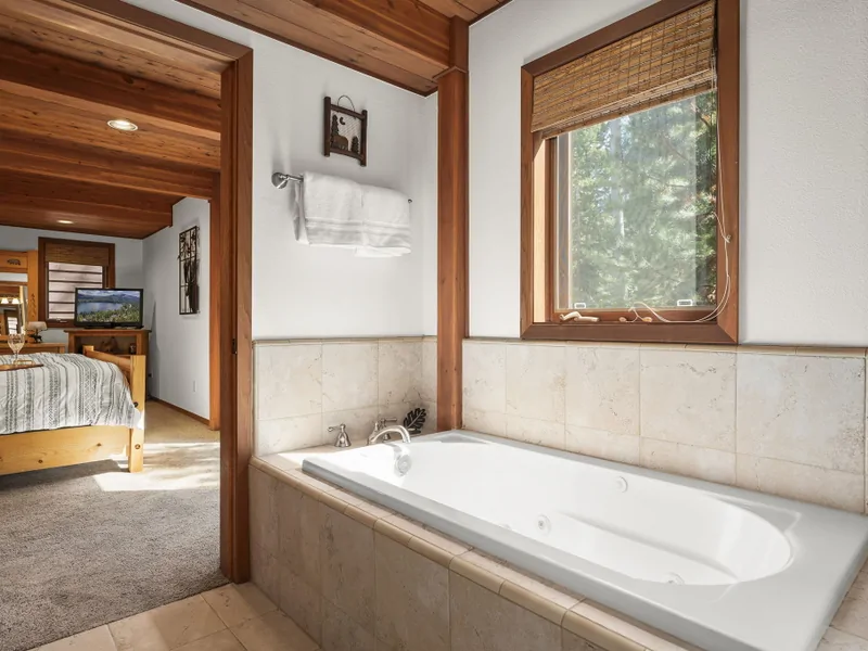 Master Tub - Donner Lake Vacation Lodge