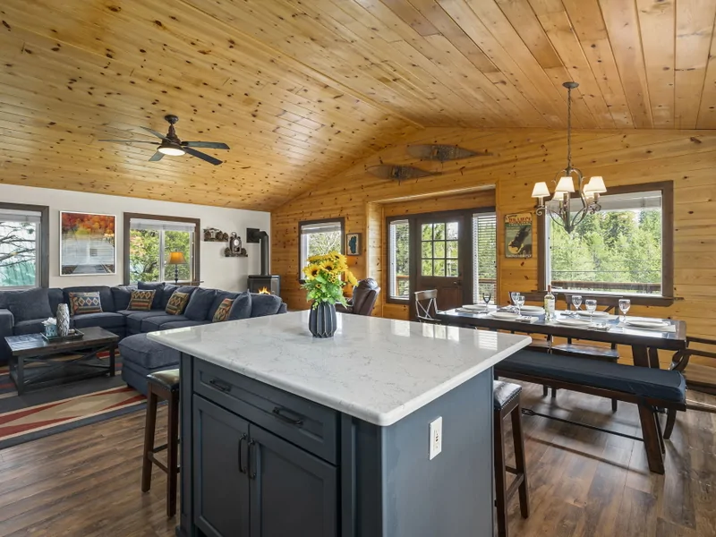 Kitchen Island: Mountain Relaxation Haven