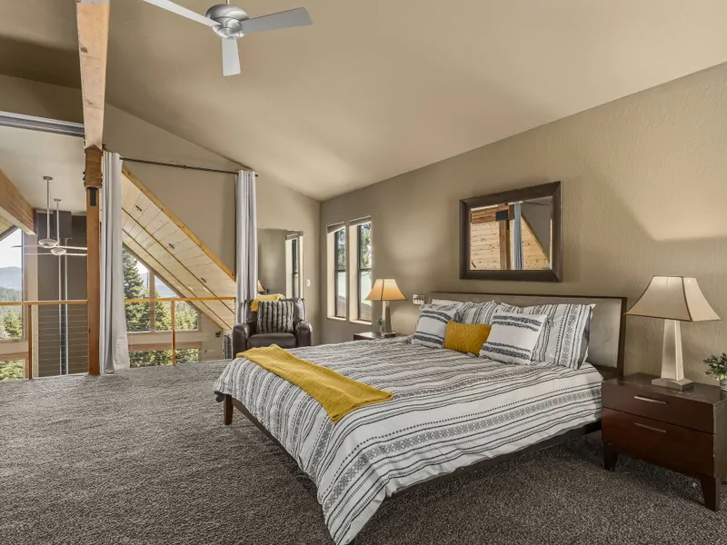 King Bed: Falcon's Eye View Retreat