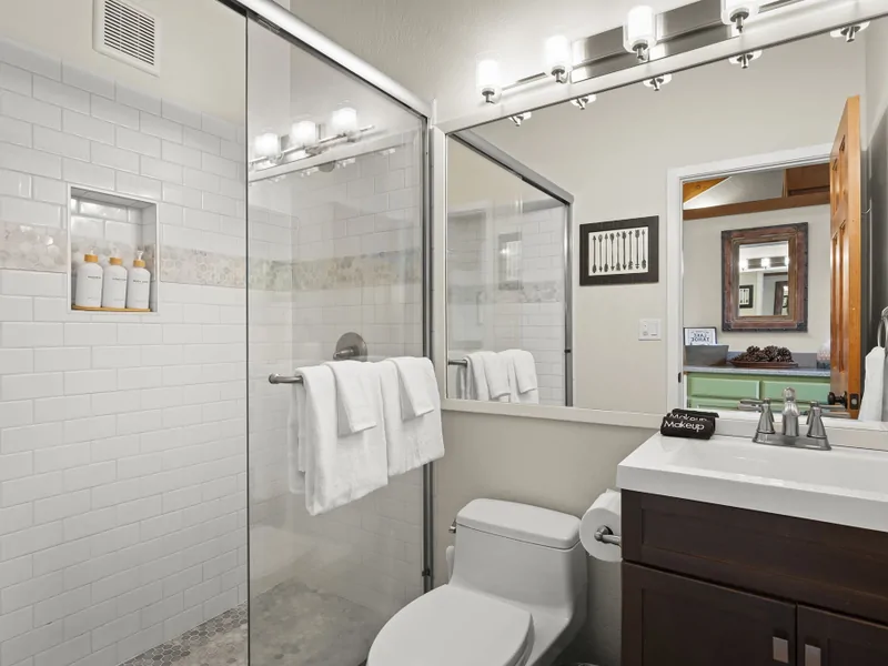 Full Bath Upstairs - Sagebrush Hideaway