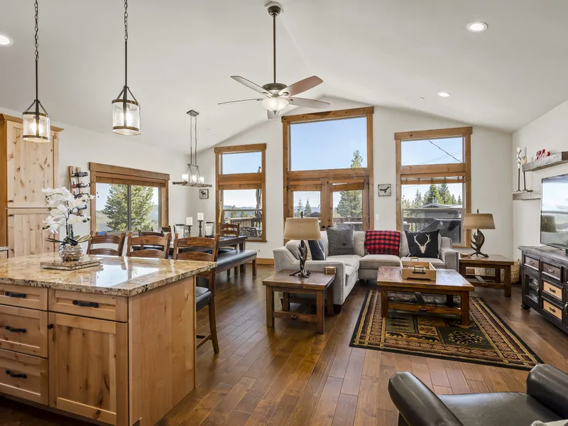 Living Room:  Mountain View Lodge