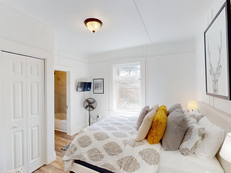 Bedroom 1, Queen, Sleeps 2