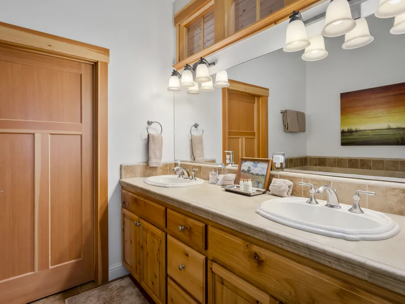 Upstairs Primary Bathroom: Pinyon Creek Upscale Vacation Retreat