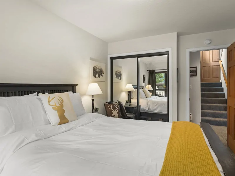 Queen Bedroom - Sagebrush Hideaway