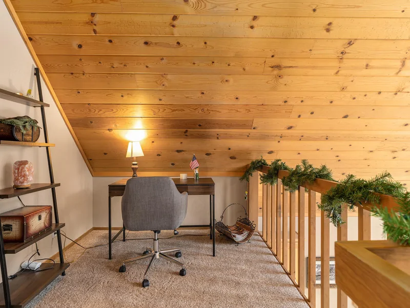 Upstairs Loft area: Pinecone Lodge with Private Hot tub