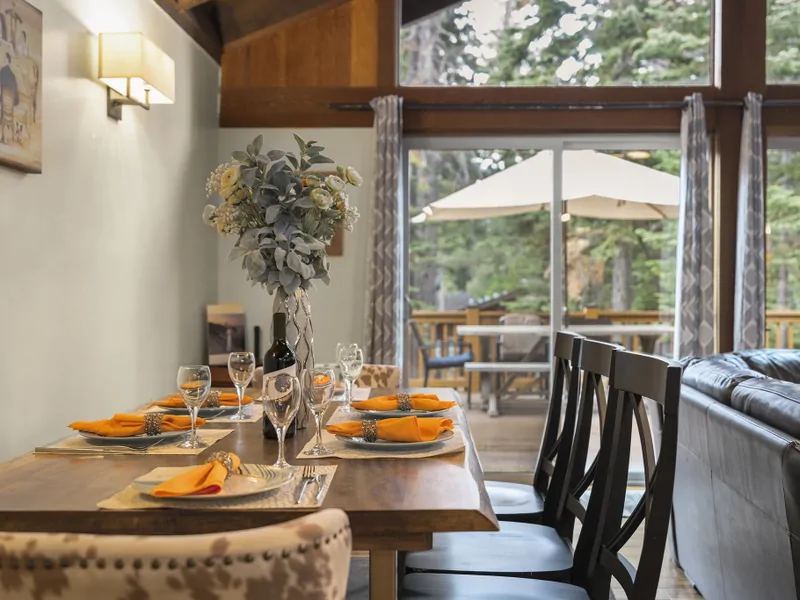 Table for 8 - Timberwood Cabin