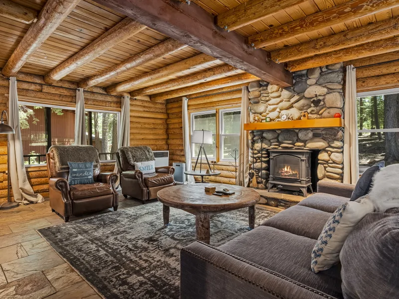 TV room with fire pit: Tahoe Donner Log Cabin