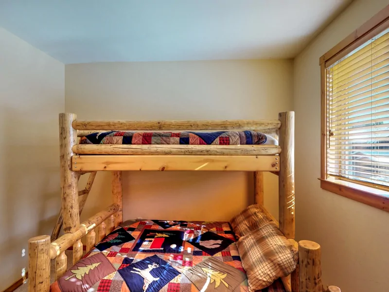 Bunkbeds in bedroom: Truckee Cinnabar Vacation Retreat