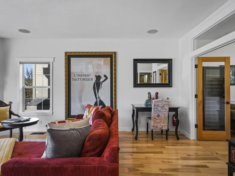 Living Room: Holy Cow Downtown Riverfront