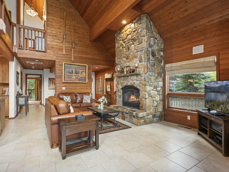 Living Area - Donner Lake Vacation Lodge