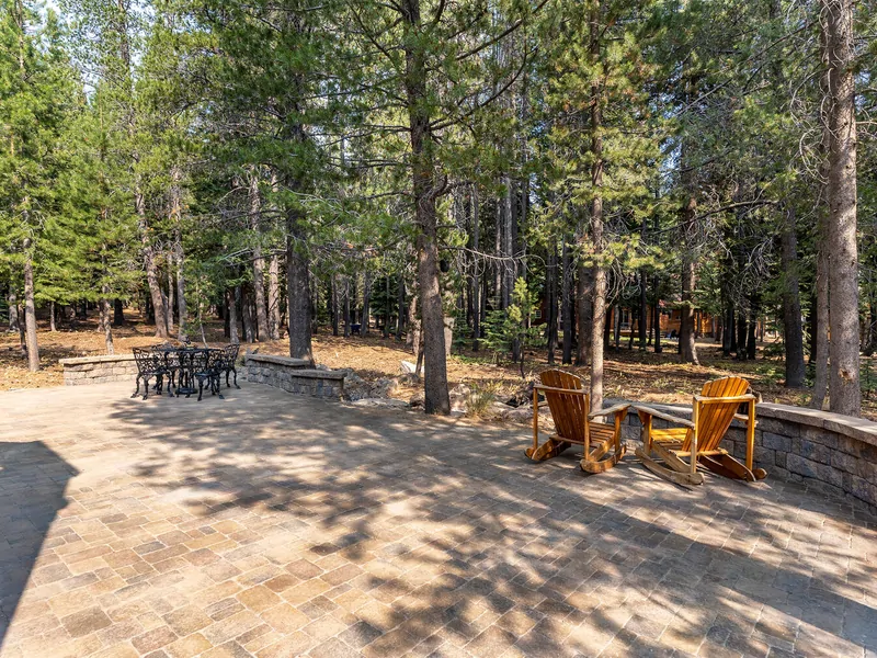 Backyard Patio Lounge Area: Pinecone Lodge with Private Hot tub