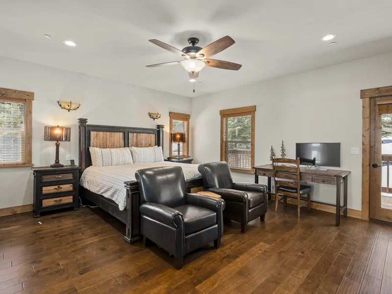 Upstairs Primary Bedroom:  Mountain View Lodge