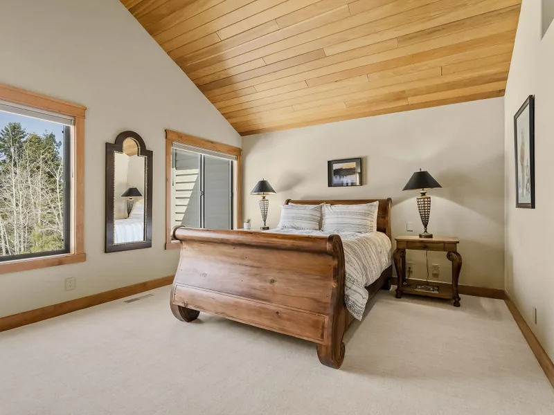 Guest Bedroom 3, 1 Queen, Sleeps 2 : Hilltop Manor