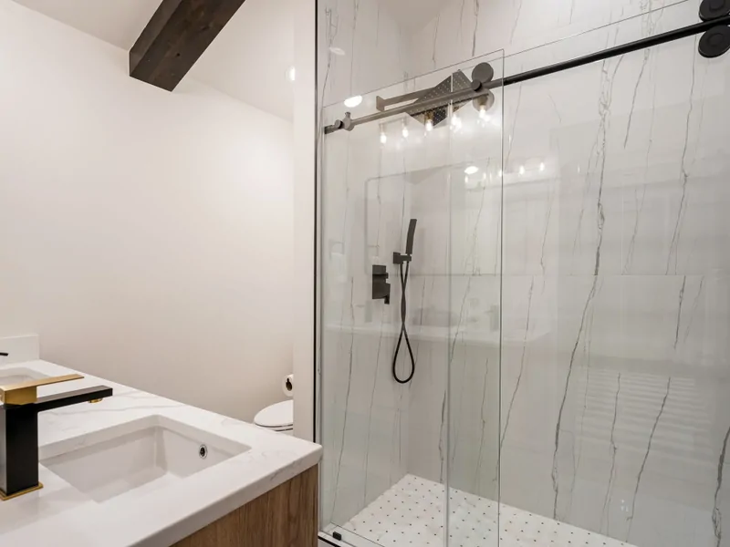 En-Suite Primary Bath, Heart of the Mountain