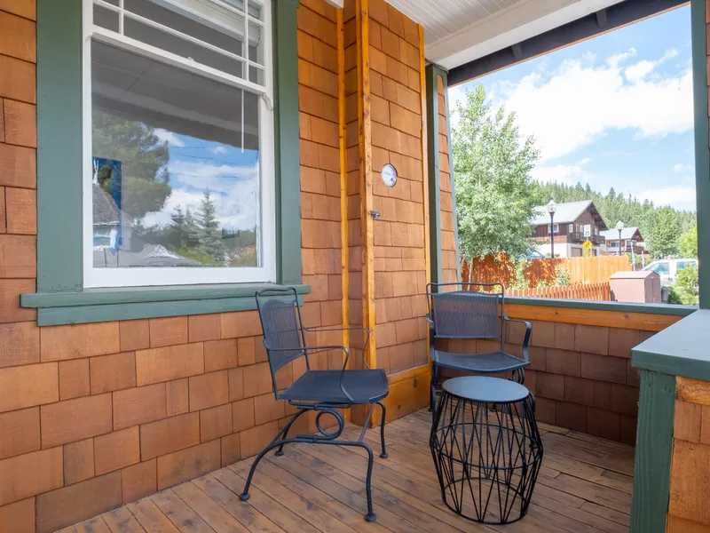 Front Porch-Shabby to Chic Downtown Getaway