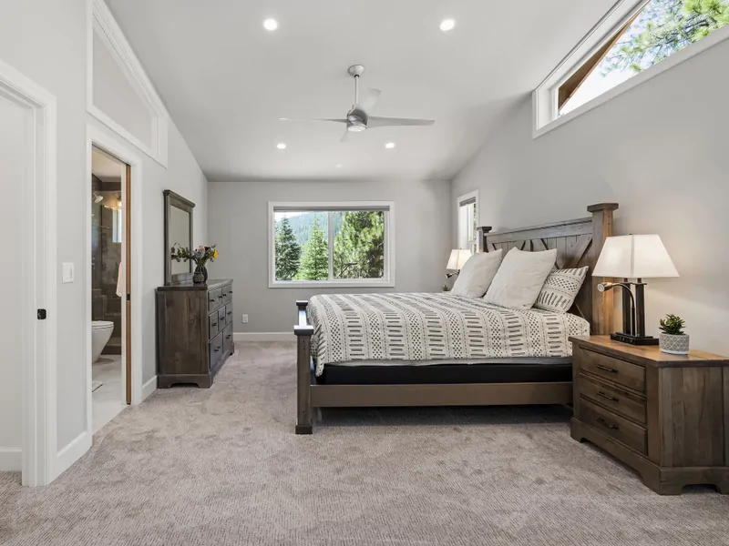 Primary Bedroom: Stony Creek Secluded Lodge