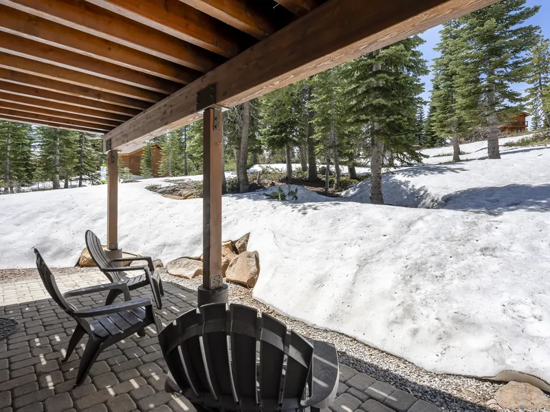 Downstairs back Patio: Mountain View Lodge