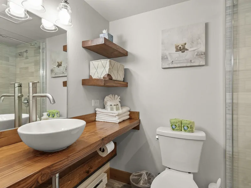 Full Bath: Aspen Grove Hideaway