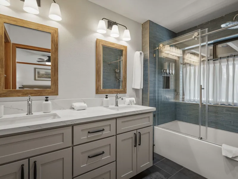 Master Bath Vanity: Heritage Crest Tahoe