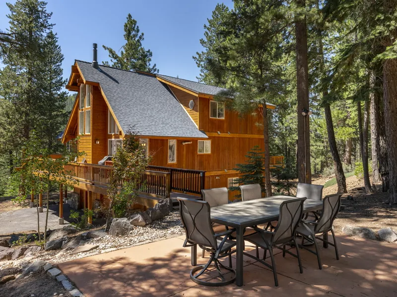Outdoor lounge area: Stony Creek Secluded Lodge
