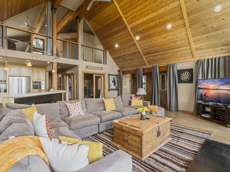Living Room: Falcon's Eye View Retreat
