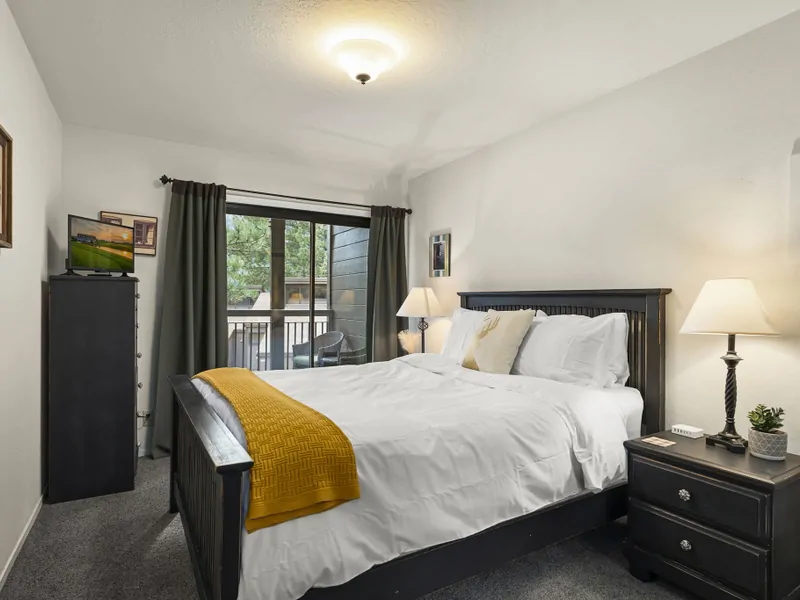 Queen Bedroom - Sagebrush Hideaway