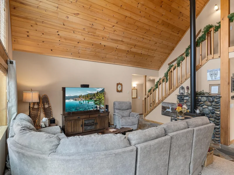 Family Room with Smart TV: Pinecone Lodge with Private Hot tub