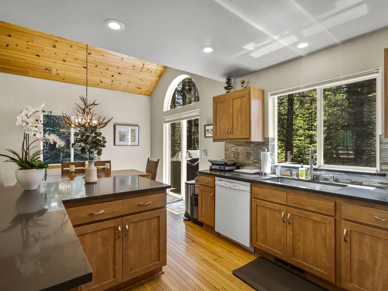 Kitchen: 
Sun Valley Mountain Escape