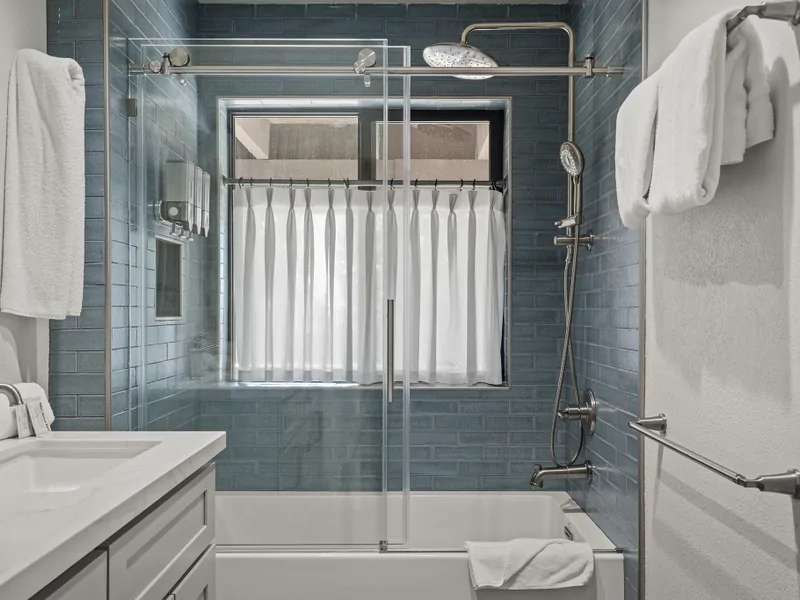 Master Shower with Deep Tub: Heritage Crest Tahoe