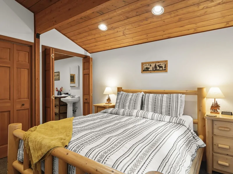 Upstairs Master -Donner Lake Vacation Lodge