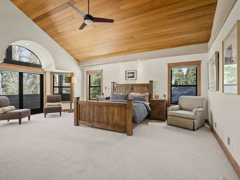 Main Floor Primary Bedroom, King, Sleeps 2 : Hilltop Manor