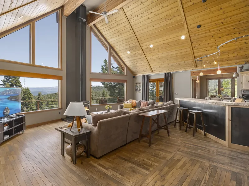 Living Room:Falcon's Eye View Retreat