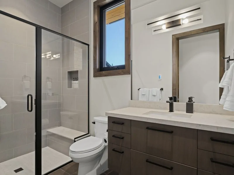Upstairs Full Bath en-suite with office Alpine Greenside Estate