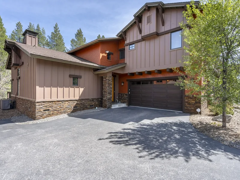 Front of Home: Pinyon Creek Upscale Vacation Retreat