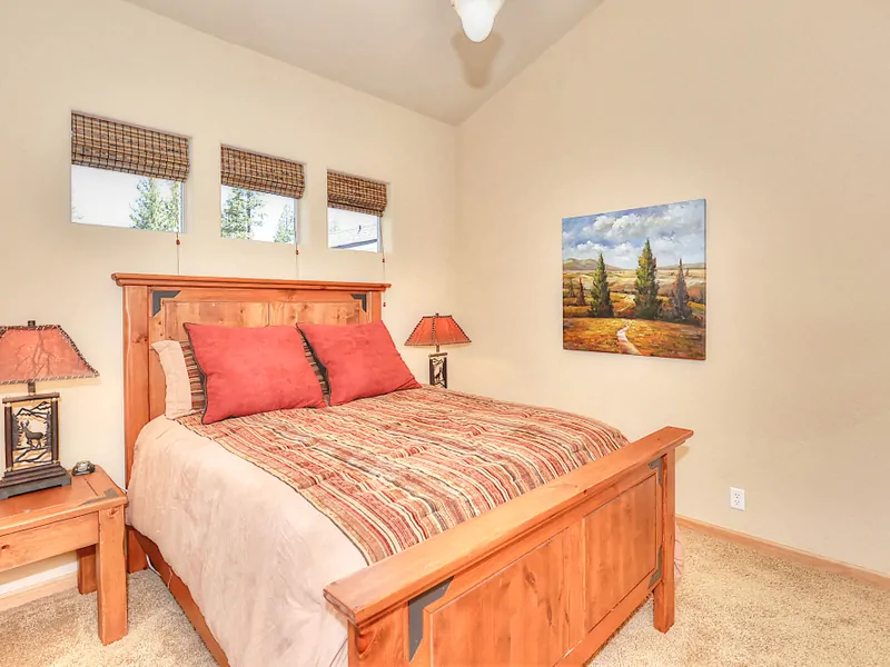 Bedroom 2, 1 Queen, Sleeps 2
