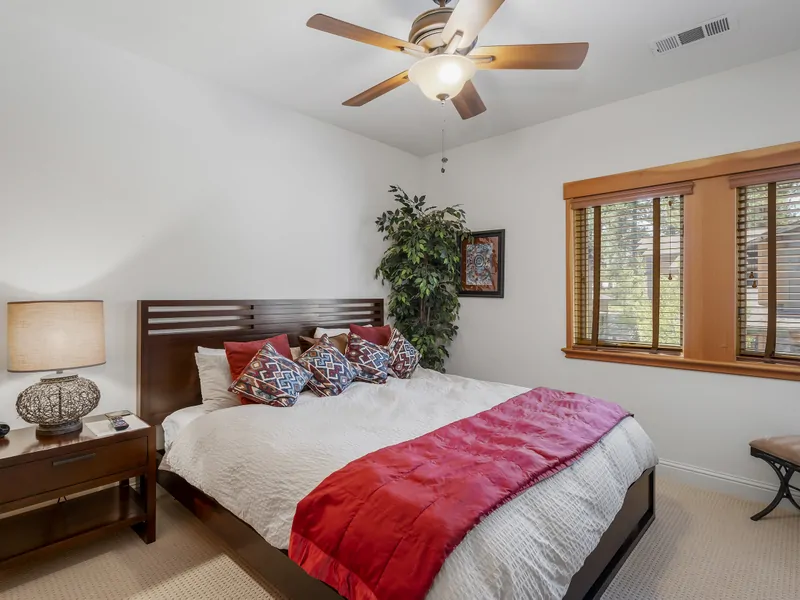 Upstairs Guest Bedroom, 1 Queen, Sleeps 2