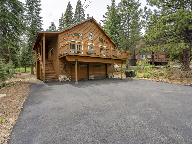 Outside View: Exquisite Alpine Chalet